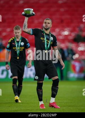 Birmingham, Royaume-Uni. 01 mars 2020. Kyle Walker of Man City lève la base de trophées lors du match final de la coupe Carabao entre Aston Villa et Manchester City au stade Wembley, Londres, Angleterre, le 1er mars 2020. Photo D'Andy Rowland. Crédit: Images Prime Media / Alay Live News Banque D'Images