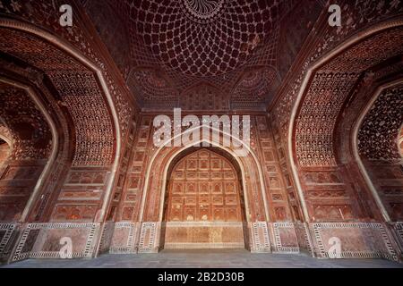 Arches et ornamentaion à Mehmaan Khana ou maison d'hôtes du Taj Mahal, Agra, Uttar Pradesh, Inde Banque D'Images