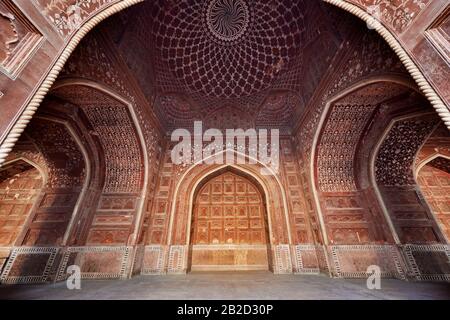 Arches et ornamentaion à Mehmaan Khana ou maison d'hôtes du Taj Mahal, Agra, Uttar Pradesh, Inde Banque D'Images