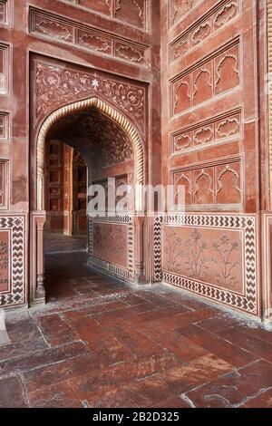 Arches et ornamentaion à Mehmaan Khana ou maison d'hôtes du Taj Mahal, Agra, Uttar Pradesh, Inde Banque D'Images