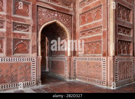 Arches et ornamentaion à Mehmaan Khana ou maison d'hôtes du Taj Mahal, Agra, Uttar Pradesh, Inde Banque D'Images