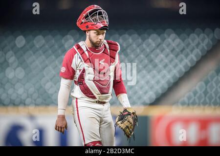 Houston, Texas, États-Unis. 1 mars 2020. Arkansas Razorbacks Catcher Casey Opitz (12) quitte le chien dans le jeu de base-ball classique Shriners Hospitals for Children College de 2020 entre les ours Baylor et les Razorbacks d'Arkansas à Minute Maid Park à Houston, Texas. Baylor défait Arkansas 3-2. Prentice C. James/CSM/Alay Live News Banque D'Images