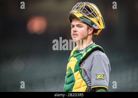 Houston, Texas, États-Unis. 1 mars 2020. Baylor Bears Catcher Andy Thomas (25) glanes dans le dugout dans le jeu de base-ball classique Shriners Hospitals for Children College 2020 entre les ours Baylor et les Razorbacks Arkansas à Minute Maid Park à Houston, Texas. Baylor défait Arkansas 3-2. Prentice C. James/CSM/Alay Live News Banque D'Images