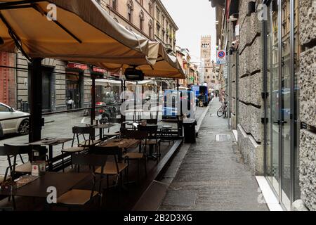 Bologne, Italie. 02 mars 2020. Un restaurant dans le "quartier Quadrilatero" qui attire habituellement des centaines de clients est vu presque vide en raison de la peur des résidents et des touristes pour le virus corona le 02 mars 2020 à Bologne, Italie. Crédit: Massimiliano Donati/Alay Live News Banque D'Images