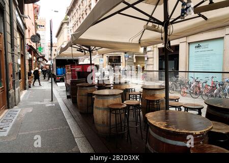 Bologne, Italie. 02 mars 2020. Un restaurant dans le "quartier Quadrilatero" qui attire généralement des centaines de clients est vu presque vide en raison de la peur des résidents et des touristes pour le virus corona le 02 mars 2020 à Bologne, en Italie. Crédit: Massimiliano Donati/Alay Live News Banque D'Images