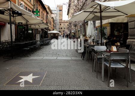 Bologne, Italie. 02 mars 2020. Un restaurant dans le "quartier Quadrilatero" qui attire généralement des centaines de clients est vu presque vide en raison de la peur des résidents et des touristes pour le virus corona le 02 mars 2020 à Bologne, en Italie. Crédit: Massimiliano Donati/Alay Live News Banque D'Images