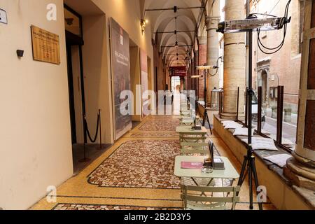 Bologne, Italie. 02 mars 2020. Une pâtisserie dans le centre-ville qui attire habituellement des centaines de clients est vu presque vide en raison de la peur des résidents et des touristes pour le virus corona le 02 mars 2020 à Bologne, Italie. Crédit: Massimiliano Donati/Alay Live News Banque D'Images