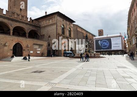 Bologne, Italie. 02 mars 2020. Les résidents et les touristes marchent sur une place "Piazza Maggiore" un peu plus peuplée, malgré la crainte de la plupart des résidents de quitter leurs maisons en raison du virus Corona le 02 mars 2020 à Bologne, Italie. Crédit: Massimiliano Donati/Alay Live News Banque D'Images