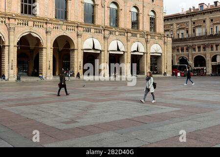 Bologne, Italie. 02 mars 2020. Les résidents et les touristes marchent sur une place "Piazza Maggiore" un peu plus peuplée, malgré la crainte de la plupart des résidents de quitter leurs maisons en raison du virus Corona le 02 mars 2020 à Bologne, Italie. Crédit: Massimiliano Donati/Alay Live News Banque D'Images