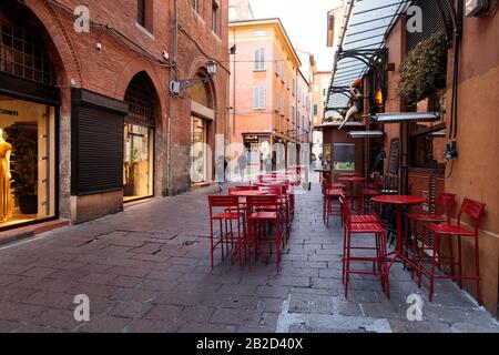 Bologne, Italie. 02 mars 2020. Un restaurant dans le "quartier Quadrilatero" qui attire généralement des centaines de clients est vu presque vide en raison de la peur des résidents et des touristes pour le virus corona le 02 mars 2020 à Bologne, en Italie. Crédit: Massimiliano Donati/Alay Live News Banque D'Images