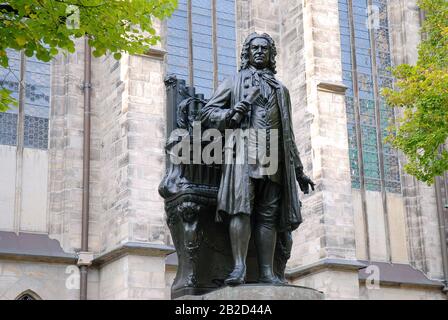 Leipzig, Allemagne 09-19-2011 sculpture du compositeur allemand Johann Sebastian Bach devant l'église Thomas Banque D'Images