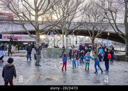 De grandes bulles et des enfants heureux sur le Southbank en hiver Banque D'Images