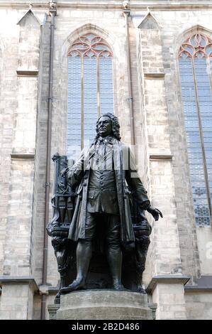 Leipzig, Allemagne 09-19-2011 sculpture de Johann Sebastian Bach devant l'église Thomas Banque D'Images