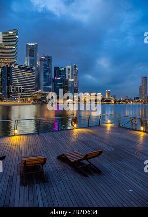 Singapour, Singapour - 15 FÉVRIER 2020 : vue sur la ligne Skyline de la ville de Singapour la nuit Banque D'Images