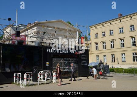 «Kunstaktion Fluechtlinge fressen", Am Festungsgraben, Mitte, Berlin, Deutschland Banque D'Images