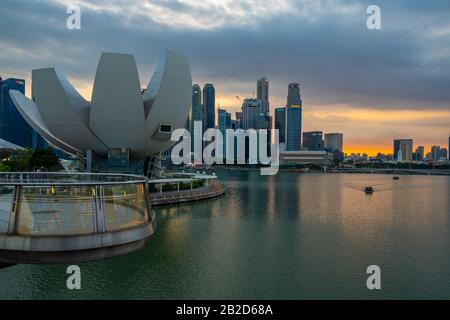 Singapour, Singapour - 15 FÉVRIER 2020 : vue sur la ligne Skyline de la ville de Singapour la nuit Banque D'Images