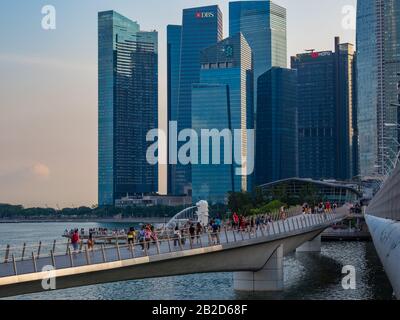 Singapour, Singapour - 15 FÉVRIER 2020 : vue sur la ligne Skyline de la ville de Singapour la nuit Banque D'Images
