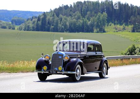 Voiture Mercedes-Benz 170 vintage, peinture noire à la cerise, en mouvement sur la route pour une belle journée d'été à Salo, Finlande. 20 Juin 2019.