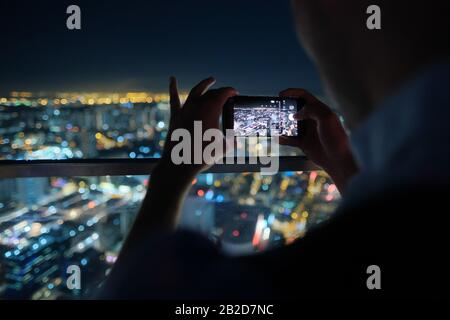 Gros plan sur l'homme prenant des photos avec un smartphone Banque D'Images