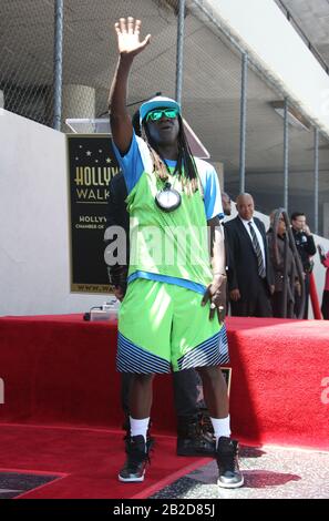 ***Photo Du Fichier*** Saveur Flav Tiré De L'Ennemi Public. Hollywood, Ca - 20 Juillet : Flav Flavy, À Criss Angel Honoré De Star On The Hollywood Walk Of Fame À On The Hollywood Walk Of Fame En Californie, Le 20 Juillet 2017. Crédit: FS/MediaPunch Banque D'Images