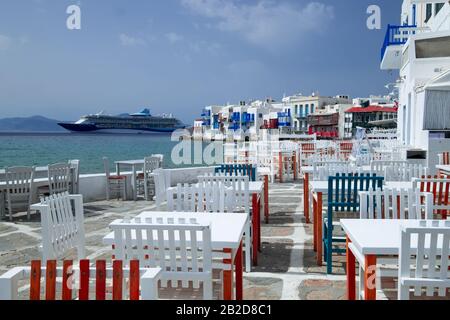 Restaurant en plein air avec vue sur la mer à proximité de la petite Venise romantique colorée, le jour ensoleillé. Bateaux sur mer Egée. Un endroit touristique extraordinaire, Les Gens marchant sur le chemin Banque D'Images