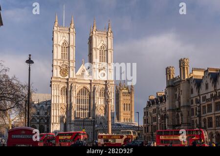 Bus rouges de Londres à Westminster Abbeyl après la pluie, Londres, Angleterre Banque D'Images