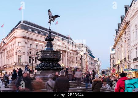 Les foules se rassemblent autour de la statue aidée d'Anteros sur Piccadilly Circus, Londres, Angleterre Banque D'Images