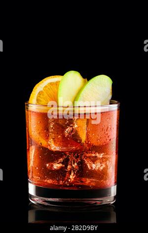 Cocktail avec brandy et amère orange isolé sur noir Banque D'Images