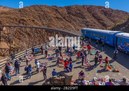 Marché à la 'Viaducto la Polvorilla', 4200 m ALS, la gare finale de la 'Tren a las Nubes', Province de Salta, Andes, NW Argentine, Amérique latine Banque D'Images
