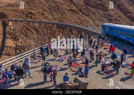 Marché à la 'Viaducto la Polvorilla', 4200 m ALS, la gare finale de la 'Tren a las Nubes', Province de Salta, Andes, NW Argentine, Amérique latine Banque D'Images