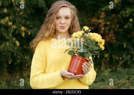 Happy smiling teenage girl de 14 ans avec de longs cheveux roux bouclés Banque D'Images