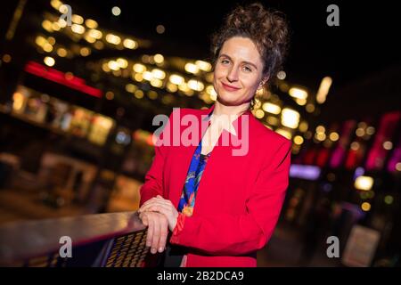 Hanovre, Allemagne. 02 mars 2020. Elke Lehrenkrauss, directrice du film documentaire « Lovemobil », se tient devant la "Kino am Raschplatz" avant la première de son film. Le documentaire, qui a déjà remporté plusieurs prix, raconte des histoires de prostituées qui travaillent dans des caravanes le long de routes de pays en Basse-Saxe. Crédit: Moritz Frankenberg/Dpa/Alay Live News Banque D'Images