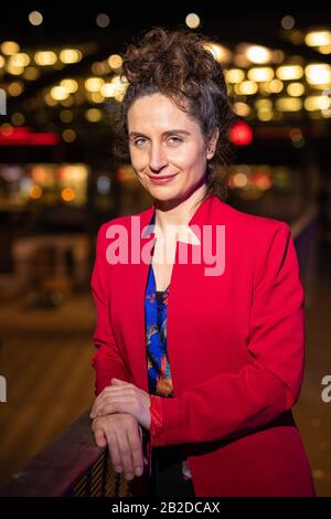 Hanovre, Allemagne. 02 mars 2020. Elke Lehrenkrauss, directrice du film documentaire « Lovemobil », se tient devant la "Kino am Raschplatz" avant la première de son film. Le documentaire, qui a déjà remporté plusieurs prix, raconte des histoires de prostituées qui travaillent dans des caravanes le long de routes de pays en Basse-Saxe. Crédit: Moritz Frankenberg/Dpa/Alay Live News Banque D'Images