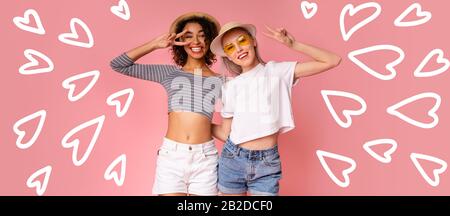 Deux jeunes filles heureux en vêtements d'été et coeurs dessinés sur fond rose, panorama Banque D'Images