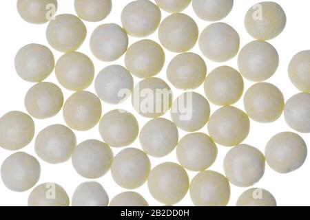 Bonbons au chocolat au sucre jaune pastel sous forme de sphéroïde oblat Banque D'Images