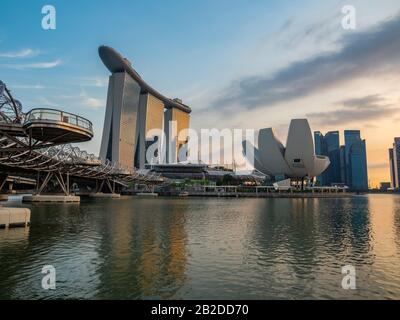 Singapour, SINGAPOUR - 15 FÉVRIER 2020: Marina Bay Sands au coucher du soleil le plus grand hôtel d'Asie. Il a ouvert le 27 avril 2010. Banque D'Images