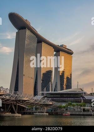 Singapour, SINGAPOUR - 15 FÉVRIER 2020: Marina Bay Sands au coucher du soleil le plus grand hôtel d'Asie. Il a ouvert le 27 avril 2010. Banque D'Images