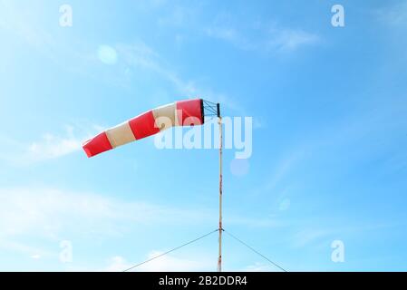 Drapeau de manche de l'indicateur de vent sur le ciel bleu Banque D'Images