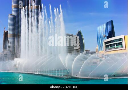 Dubaï, Émirats arabes unis - le 14 novembre : Les fontaines dansantes centre-ville et dans un lac artificiel à Dubaï (Émirats arabes unis le 14 novembre 2012. Le Dubaï fontaines dansantes sont wo Banque D'Images