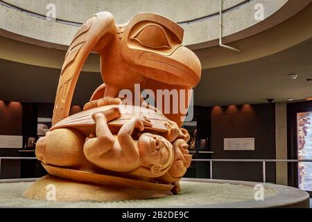 La sculpture en cèdre jaune Le Corbeau et les premiers hommes par Bill Reid, au Musée d'anthropologie de l'Université de la Colombie-Britannique Banque D'Images