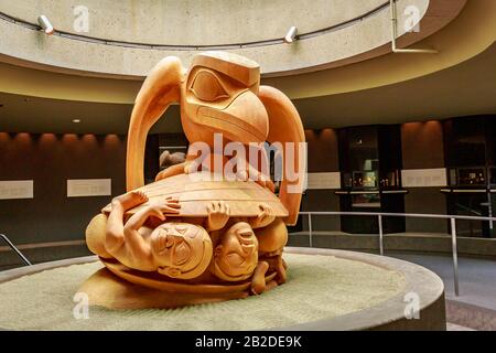 La sculpture en cèdre jaune Le Corbeau et les premiers hommes par Bill Reid, au Musée d'anthropologie de l'Université de la Colombie-Britannique Banque D'Images