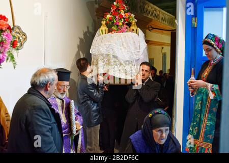 Olympos, Karpathos Island / Grèce - avril 06 2007: Pâques, saint vendredi, procession de la tombe du Christ décorée de fleurs contient l'épitaphe Banque D'Images