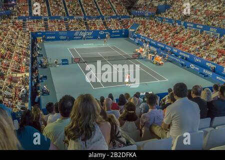 Le numéro deux mondial Rafael Nadal, en Espagne, sert contre Taylor Fritz, des États-Unis, non ensemencés, à l'Acapulco Open de 2020, au Mexique Banque D'Images