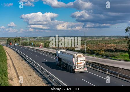 Camion avec semi-remorque pour le transport d'aliments pour animaux circulant sur la route Banque D'Images