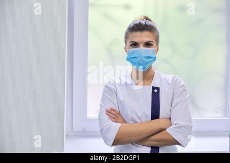 Portrait d'une jeune femme sûre d'elle dans un masque médical Banque D'Images