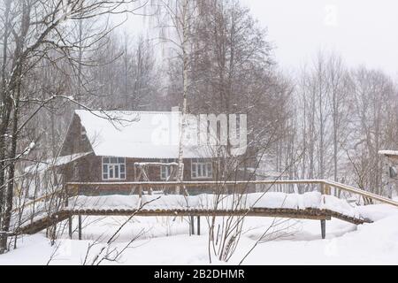 Une maison en bois base touristique de la montagne dans la forêt d'hiver. Forte chute de neige Banque D'Images