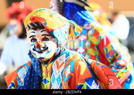 un masque huehue comme personnage clown est un personnage très populaire dans le carnaval mexicain Banque D'Images