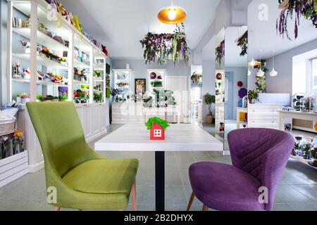 Café de chambre exceptionnellement décoré. Fauteuils et table en premier plan Banque D'Images