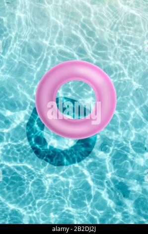 anneau en caoutchouc dans la piscine jour ensoleillé. Banque D'Images