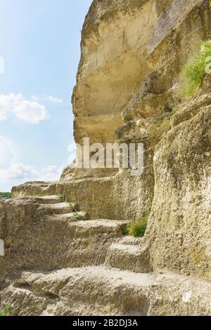 Marches sculptées dans des roches de pescenica dans la ville grotte de Chufut-Kale. Crimée, Bakhchisarai Banque D'Images